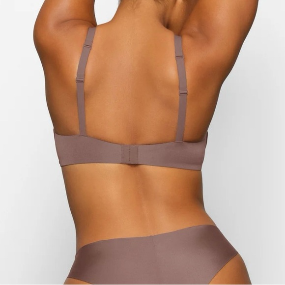 SKIMS Wireless Form Push-Up Plunge Bra - Picture 4 of 14